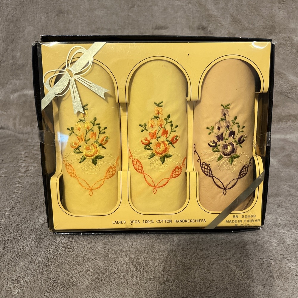 Vintageā Women's Set Of 3 Embroidered Floral Handkerchiefs New In Box Taiwan ROC